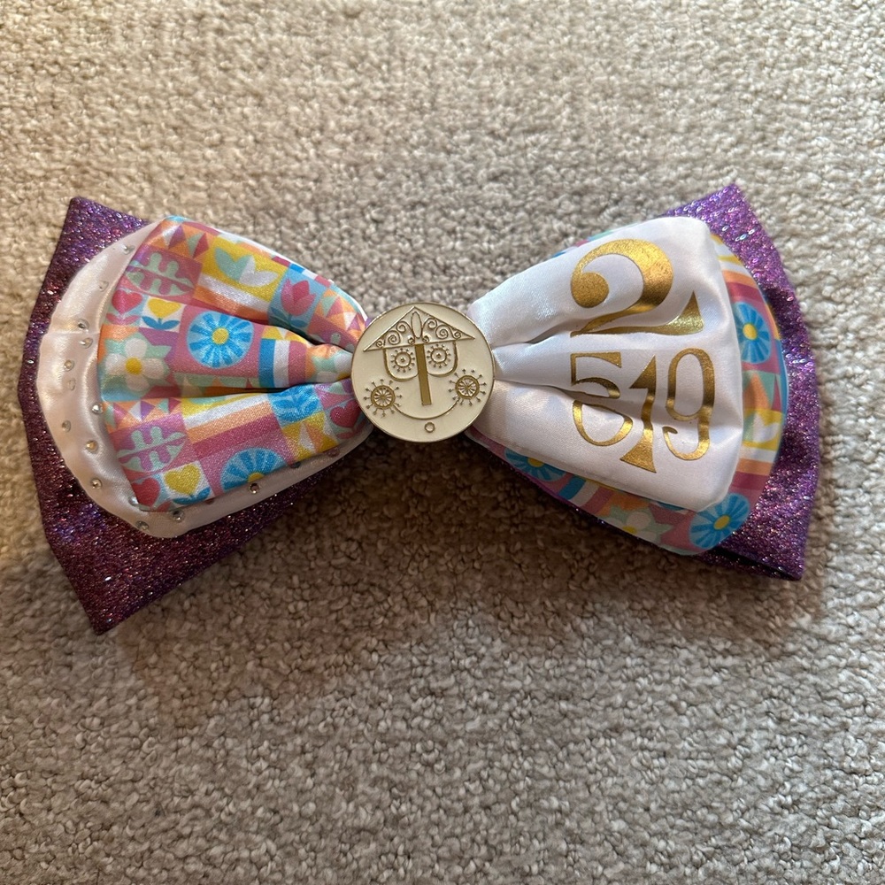 Small world bow clip